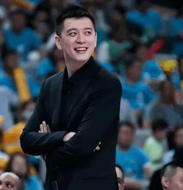 辽宁男篮主教练杨鸣不会下课，据知名媒体人邵化谦在电台节目当中谈到了杨鸣是否会下课