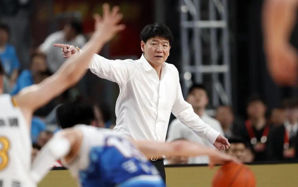 残暴！山东男篮半场血洗新疆28分！1、这球吧，想到山东能赢，但没想到新疆能这么输