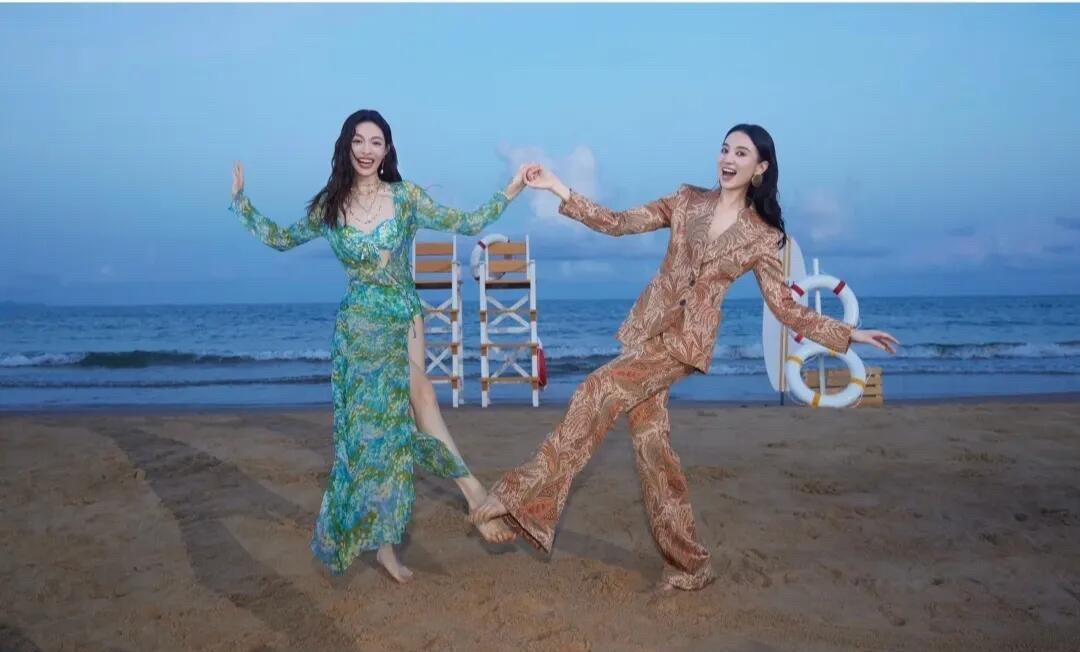 钟楚曦和宋佳两个人在海边游玩的照片，真是养眼。都是高个子的女演员，气质上宋佳更胜