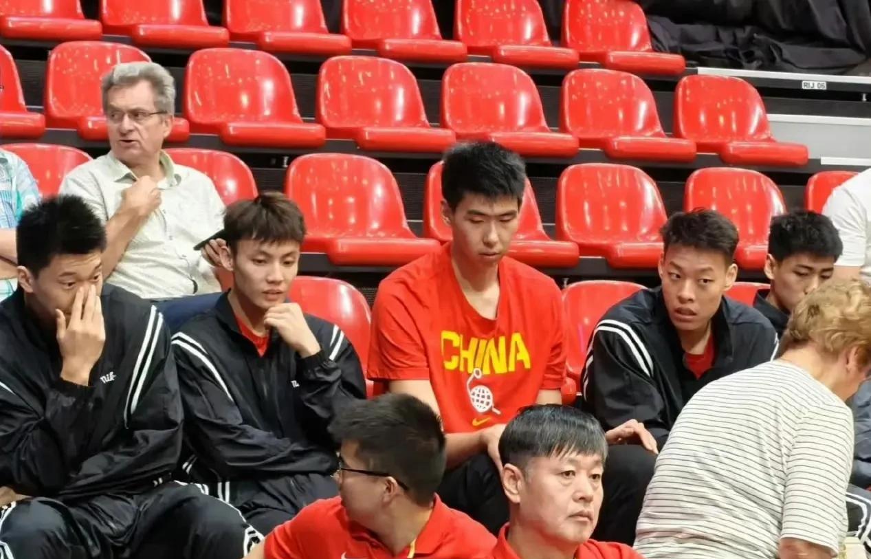 徐昕和刘金雨离开中国男篮，这也是意料之中，球队完全没有这两个人的位置！
前面两场