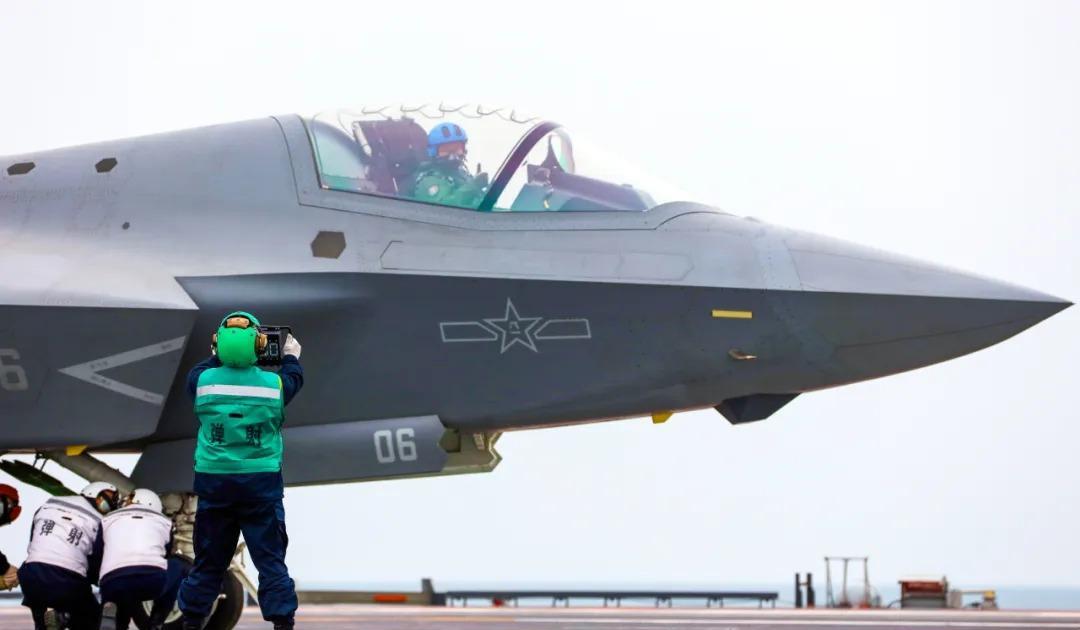 这是歼35在福建舰电磁弹射起飞、降落的画面！
曾经，我们羡慕美国核动力航母福特号
