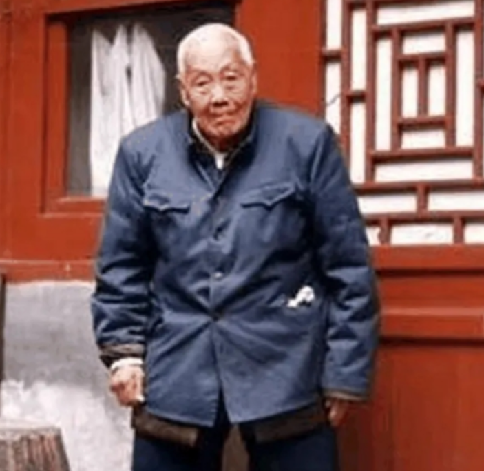 晚清时期，婉容把太监孙耀庭叫进闺房，命令他伺候自己冲澡，谁知，当她解开衣衫，孙耀