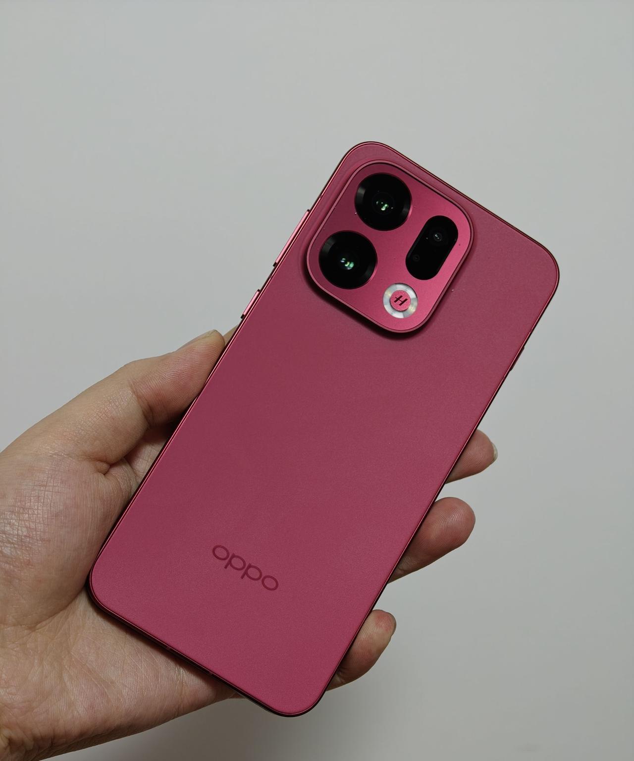 OPPO Find X9 这真机质感如何？
虽然说如今各家旗舰都越来越果味化，但