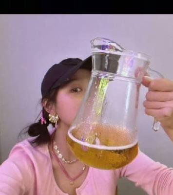 #关晓彤半夜喝酒发朋友圈#
看来关鹿两人是真分手了，记得前段时间鹿晗也是经常酒后