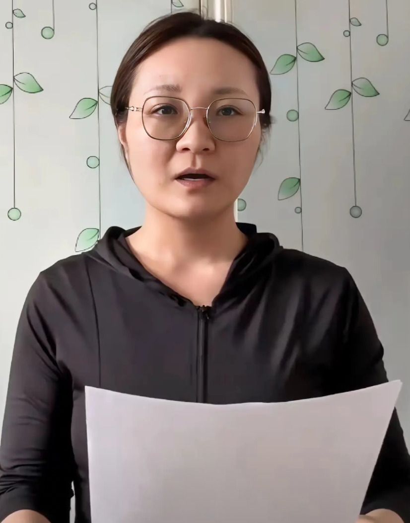 段某低着头念道歉信的时候，手都在不停地发抖。法院判决下来了，她不仅要赔偿40万，