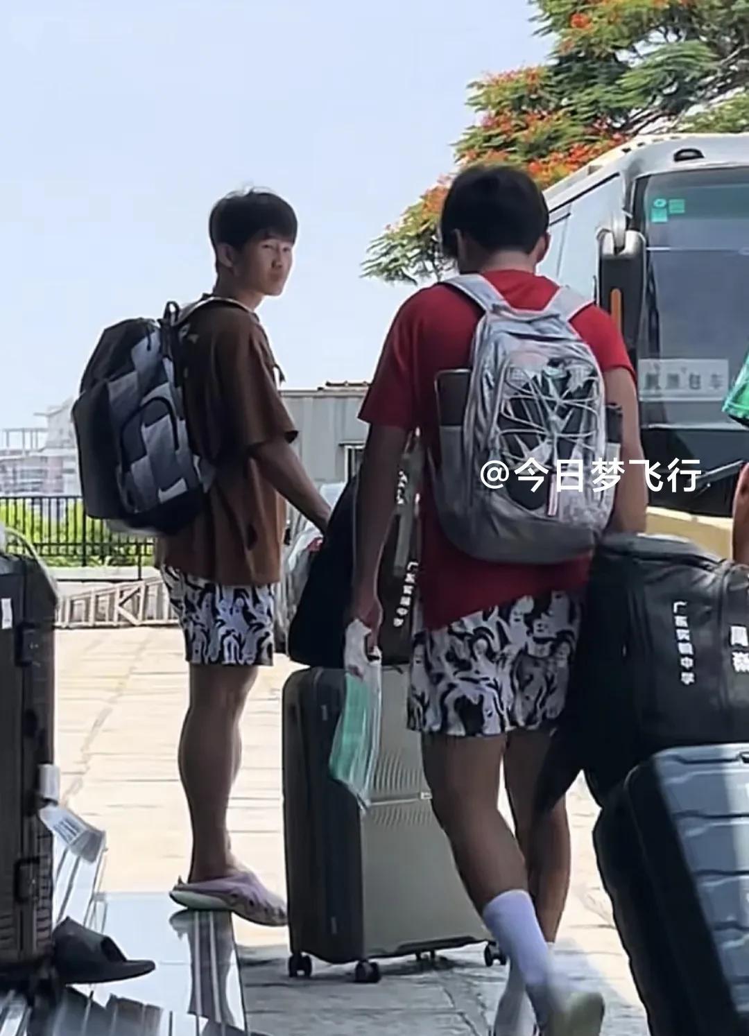 双料冠军广东省实队凯旋而归！
今天中午，广东省实验中学队离开福建厦门，乘塔航班飞