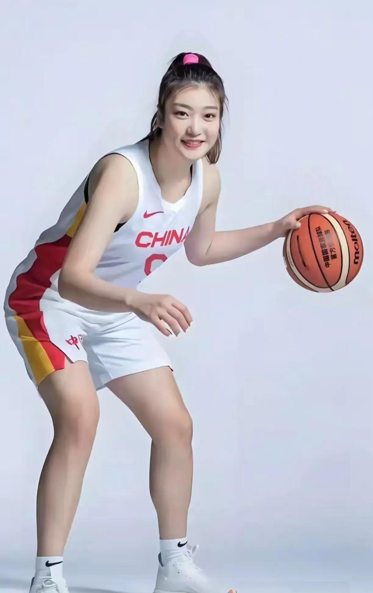坚决支持李梦，目前同位置球员没人可以替代她！李梦缺席亚洲杯，虽然让我很失望，但是