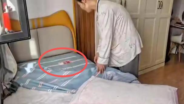 “泪目了”，黑龙江一月嫂在结束了56天的服务后，临走前一天晚上，偷偷的往孩子被窝