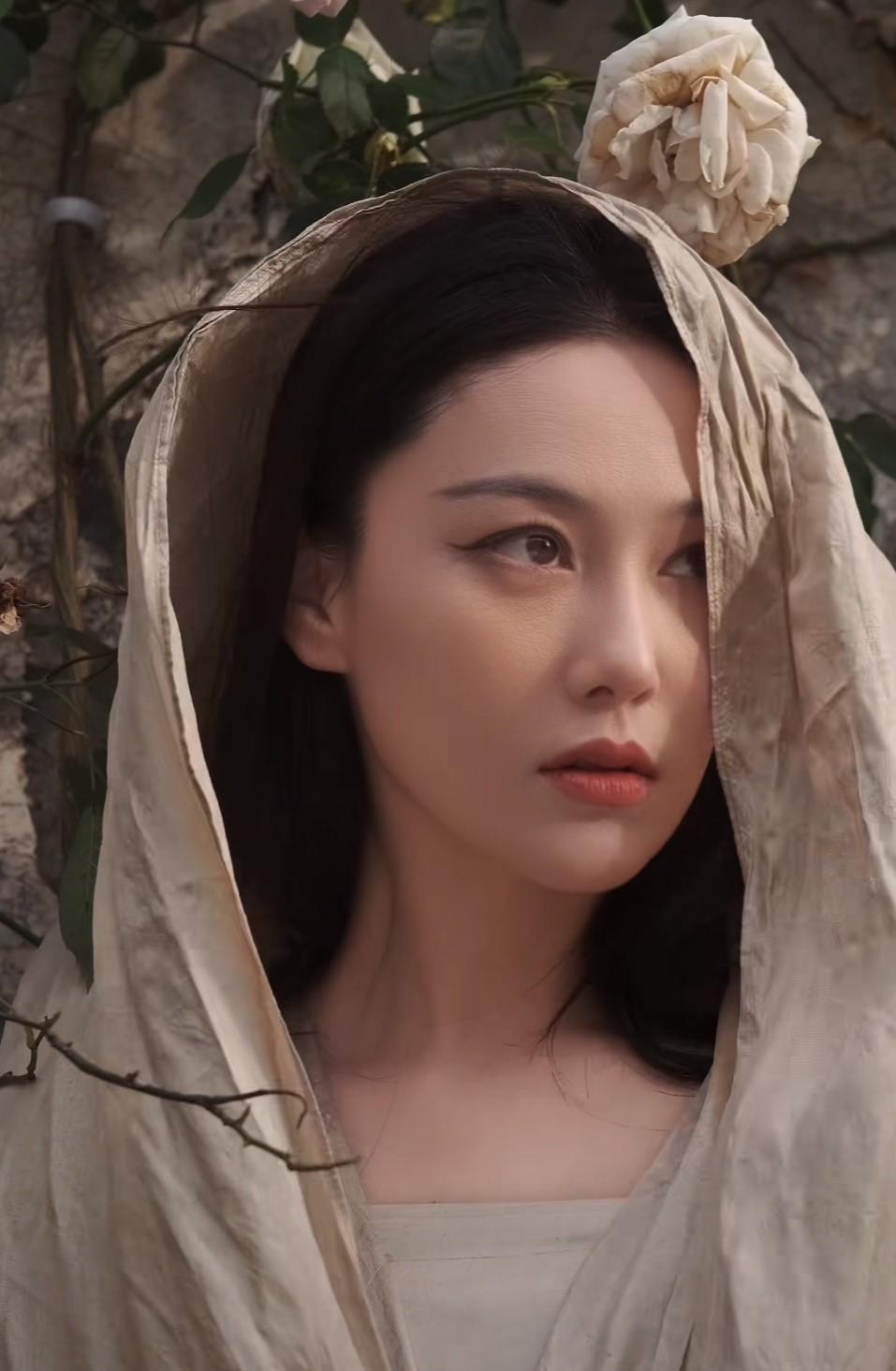 张馨予真用自身实力解释了“披块布都好看”都那么美！
张馨予更新动态，视频中她一身
