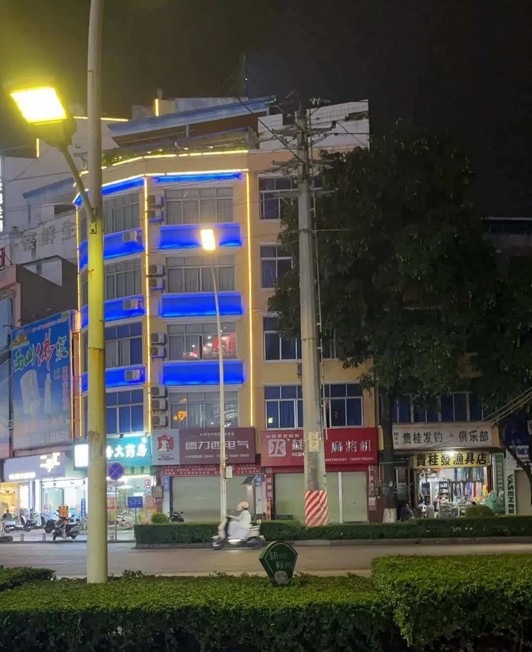 没有钱就不要生小孩
我就在贫穷家庭出生的，真的是只要人穷什么都容易吵起来，特别