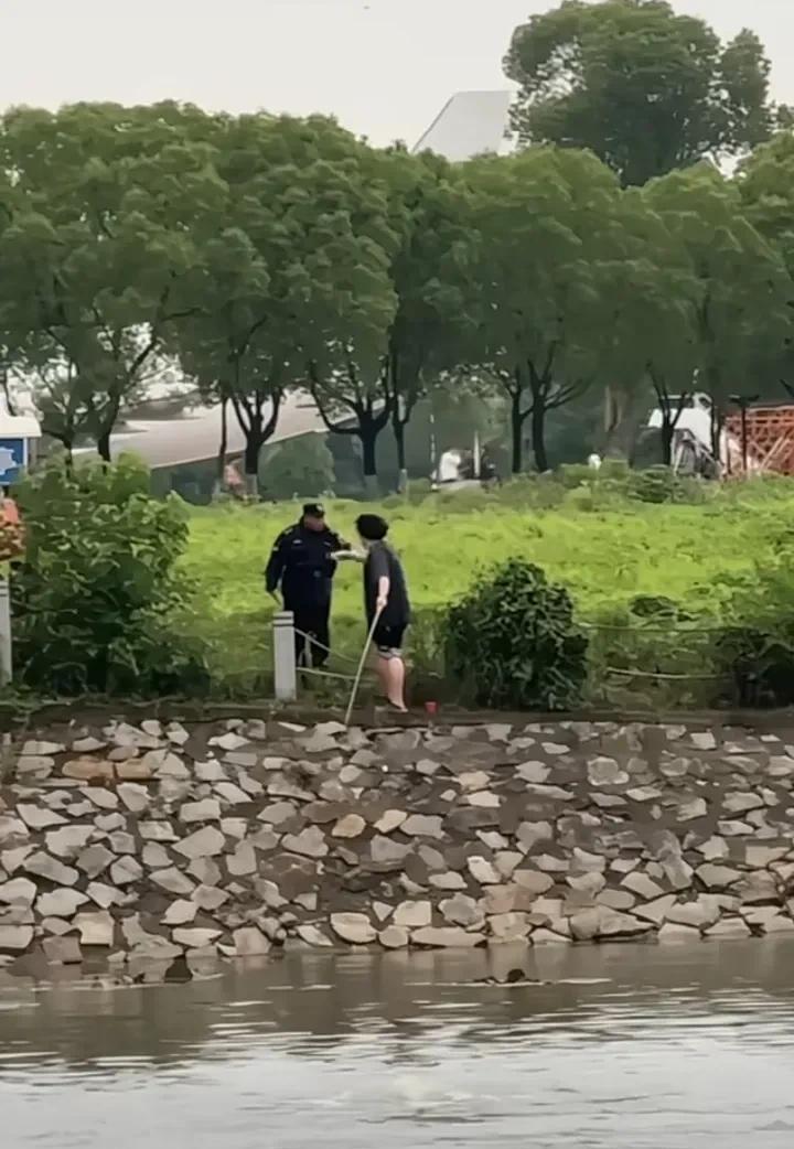 大学生声称钓鱼时被保安推下河里，完整视频揭开真相！
6月2日；网传南航金城学院一