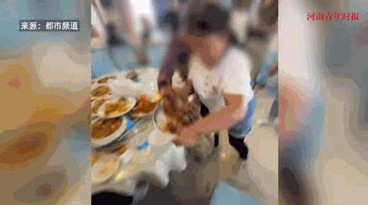 “太缺德了！”6月23日，黑龙江，一大妈在酒店里吃席时，看到服务员端上来了一盘菜