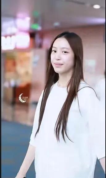 短视频里的四月
果真是燕子的女儿！
只是这孩子，
像极了爸爸黄某龙，
身上没有一