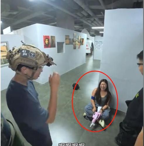 苏州真人CS活动中，一女子突然破防打人，躺地上撒泼，破坏规则冲出来袭击对方玩家，
