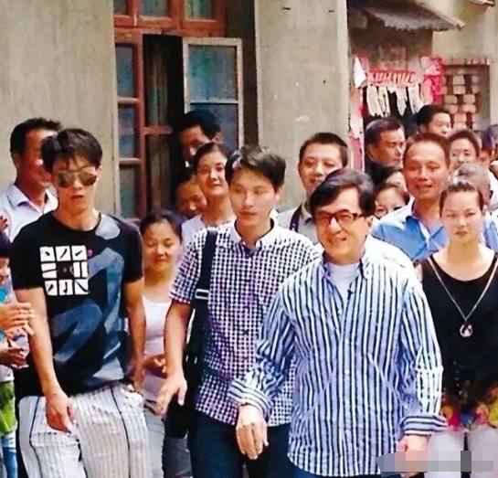 2013年，成龙回乡祭祖，房氏的子孙们都来欢迎他。没想到，成龙只与自己同父异母的