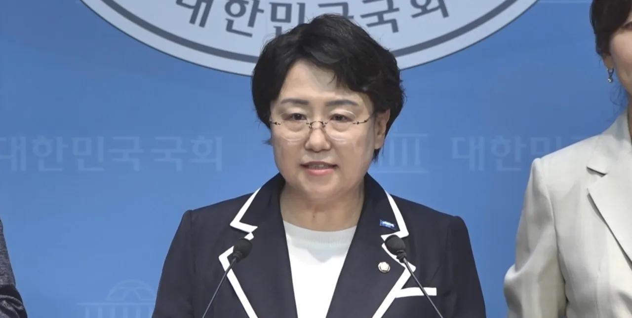 “解散违宪政党国民力量党”
祖国革新党第二次向法务部提交陈情书。
何为陈情书？