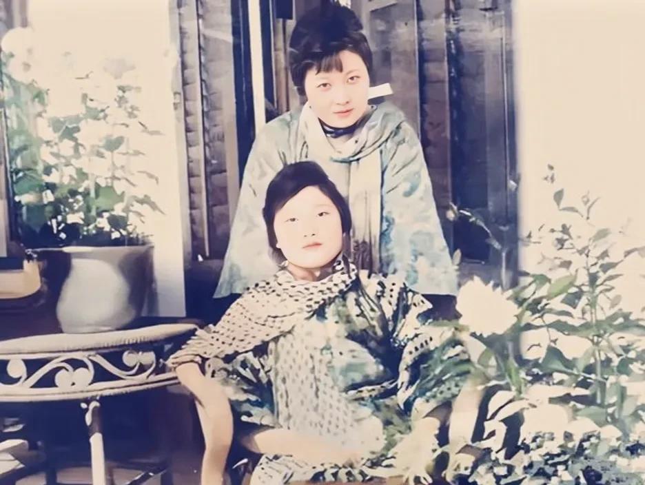 这张珍贵的老照片拍摄于1923年12月的广州，这才是她们姐妹二人年轻时的真实相貌