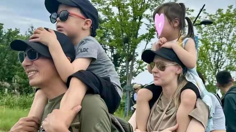 撒贝宁一家三亚度假！小撒增高鞋抢镜，李白脚踝又细又白好漂亮