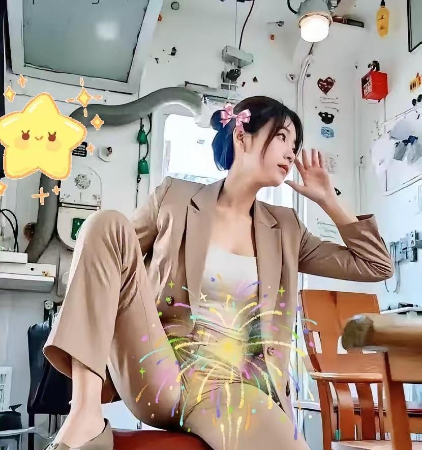 她穿得再美，一坐下来，全毁了。
精致的衣裙、昂贵的配饰，在佝偻的腰背和岔开的双腿