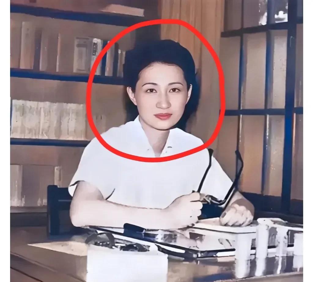 一张摄于上世纪40年代末的老照片，大家看看容貌秀丽的女子是谁？这才是她年轻时候的