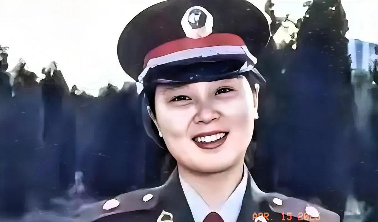 1989年，22岁的陈薇从浙大保送清华读研。在火车上，她爱上了比自己大十二岁的男