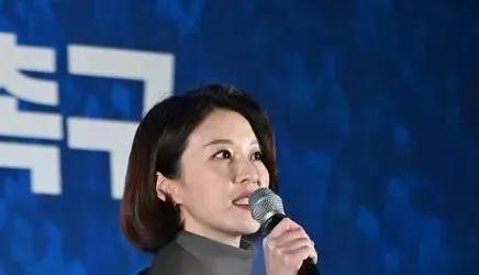 韩国政坛有位“泪点担当”安贵玲，1989年生，36岁就成韩国总统副发言人，妥妥职