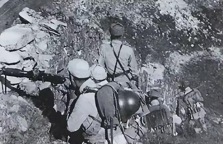 1943年，八路军到“三仙洞”住宿，刚脱了衣裳，一个女人强闯进门。抗日战争时期，