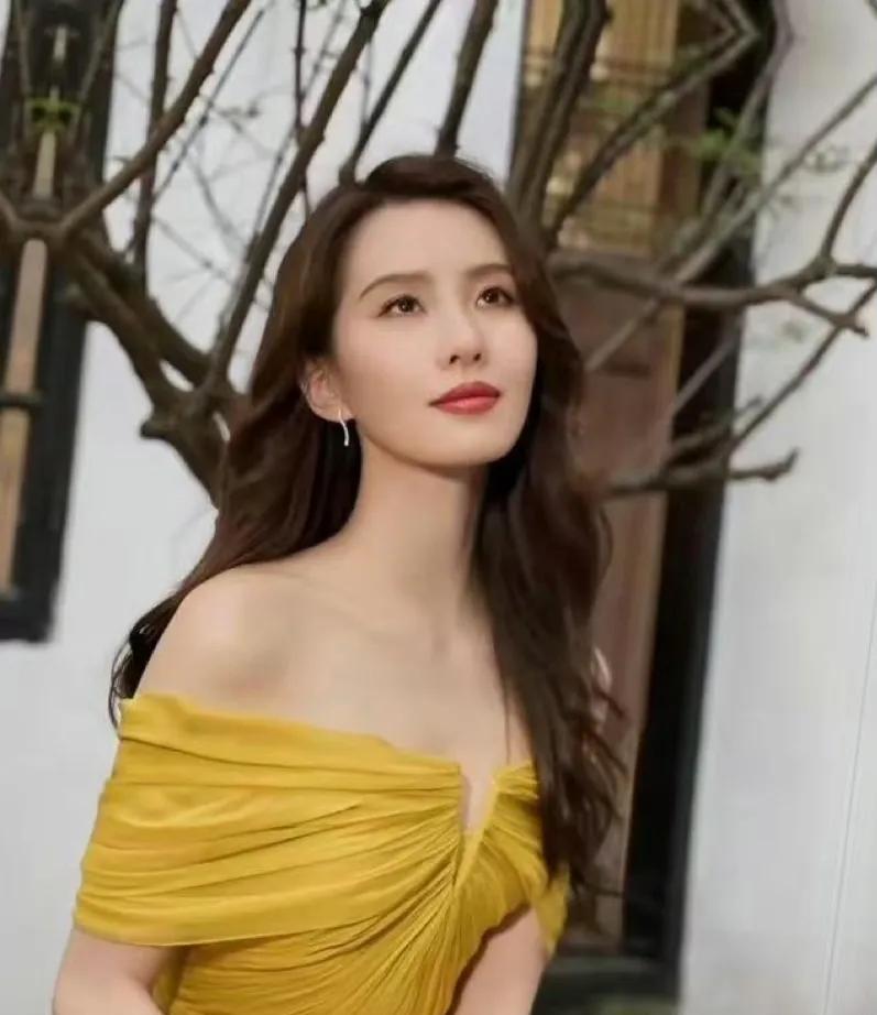 刘诗诗选了一件我一看就为之心动的黄色抹胸裙，本来黄色就特别衬皮肤，显得女神更加肤