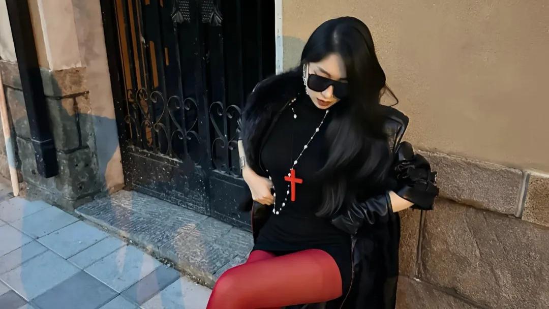 打破“合适”的穿搭桎梏，红黑组合如何在街头演绎出自我表达的极致？