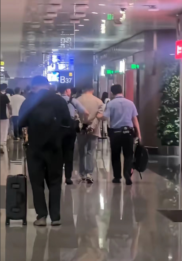 这接待规格真高，上背铐了！

从接待规格来看，这次事情不简单，上背铐直接上飞机抓
