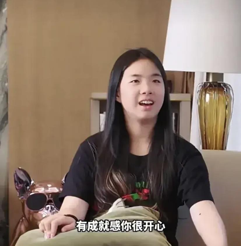 黄奕这下捅了马蜂窝了，够忙活一阵的了，可能她不发第二条视频就不会引起网友那么大反