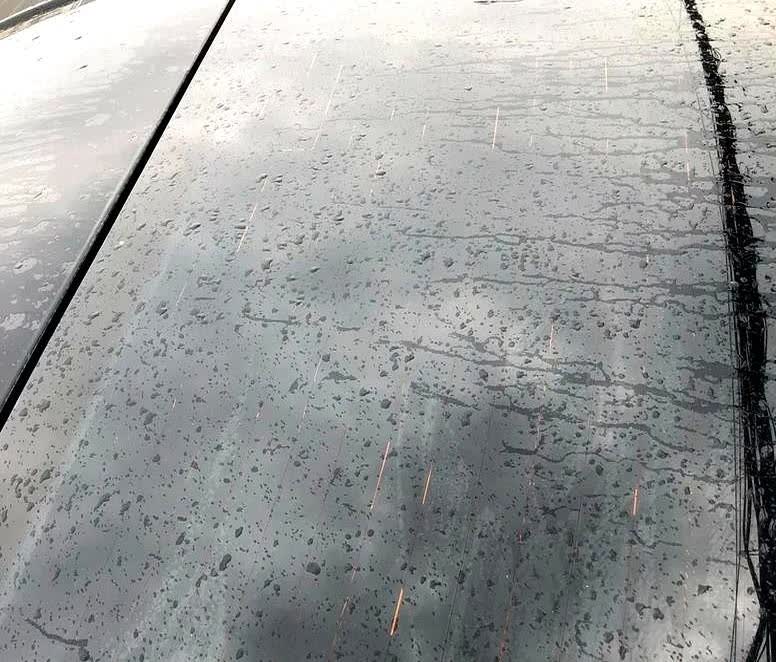 我可太郁闷了！我家汽车都开6年了，后挡膜全是气泡，今天就去换膜

看着师傅拿