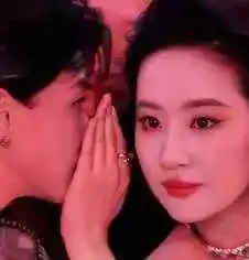 现在明星说话都挡着嘴！