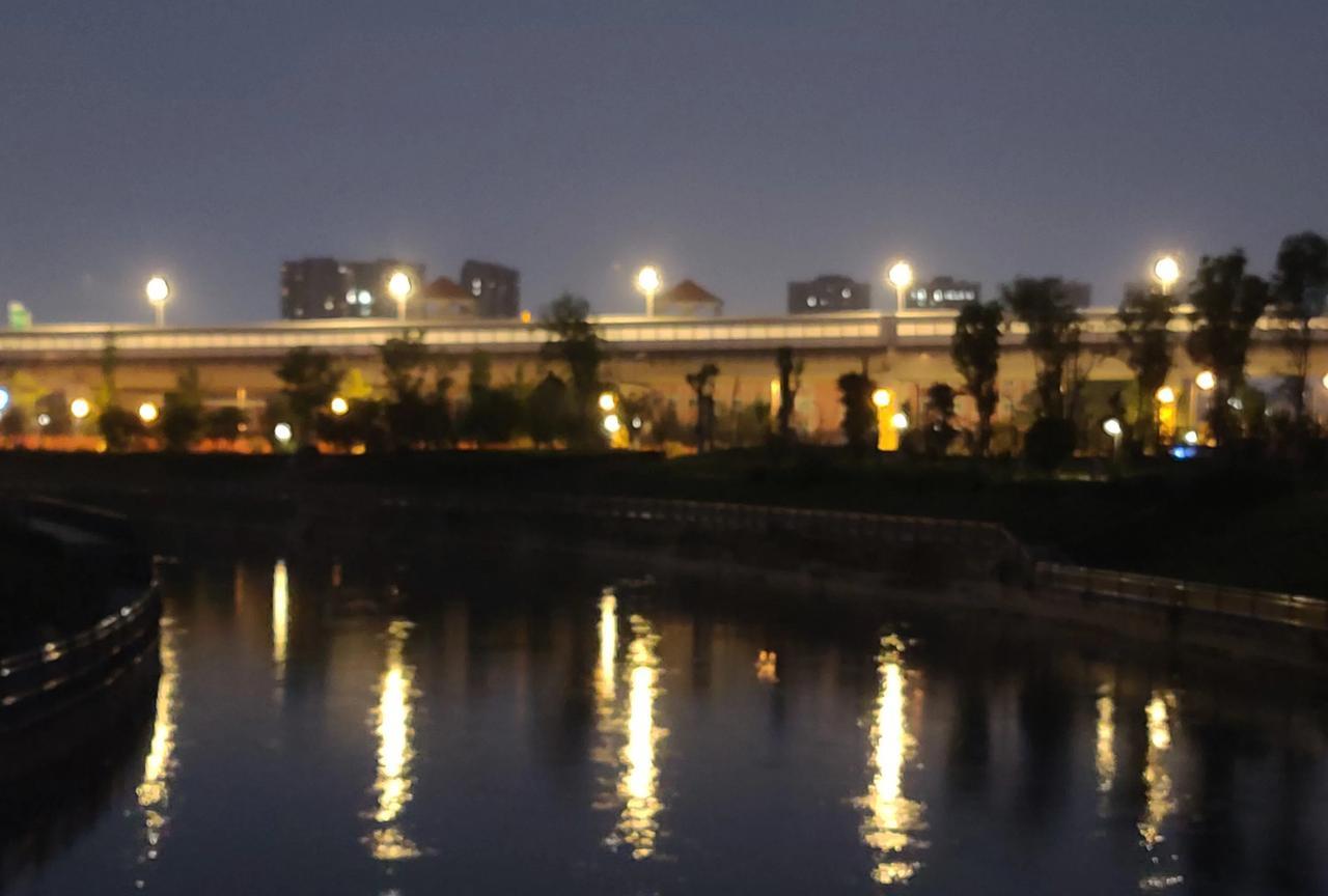 #你愿意秀一下手机里随手拍的照片吗#6月28日夜，随手拍。成都市青羊区清水河畔苏