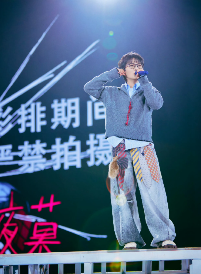 统一节奏互动感拉满，全员配合超默契，氛围感直接拉满，解锁演唱会新奇打开方式，热闹