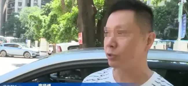 重庆一名男子插好充电枪后，并没有直接启动充电，来了一辆车，对方拔掉了他的充电枪，