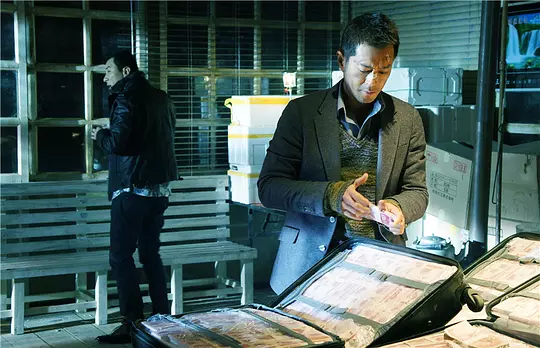    好久没有看过像《毒战》这么好的港产枪战片，更何况他还是一部合拍的。杜琪峰这