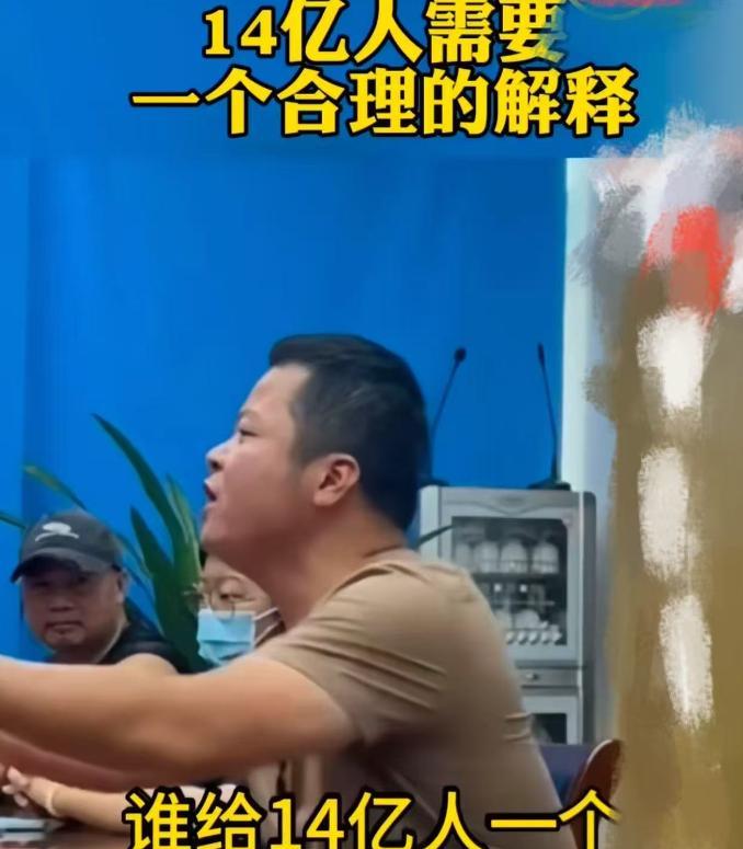 “终于有人站出来了！”男子掷地有声地发出质问：“普通老百姓买机票车票需要实名认证