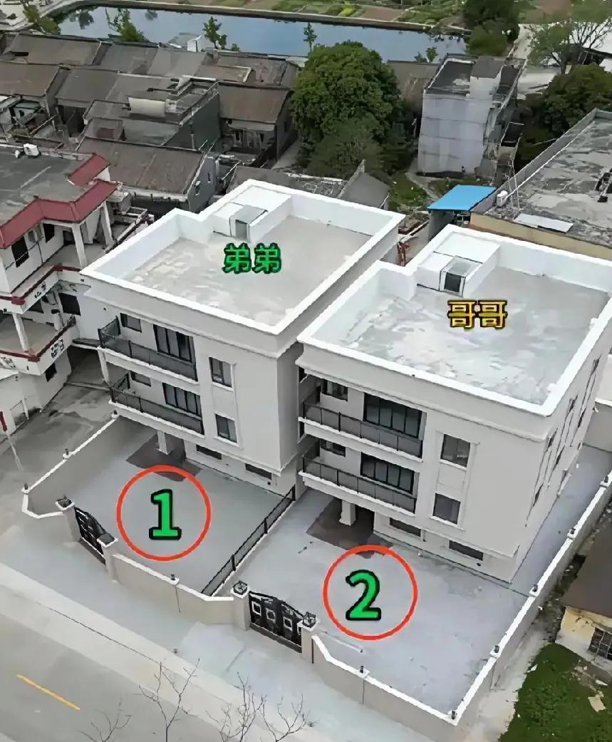 原本兄弟俩共有一个院子，宽敞又好用，父亲为什么要砌围墙隔开呢？