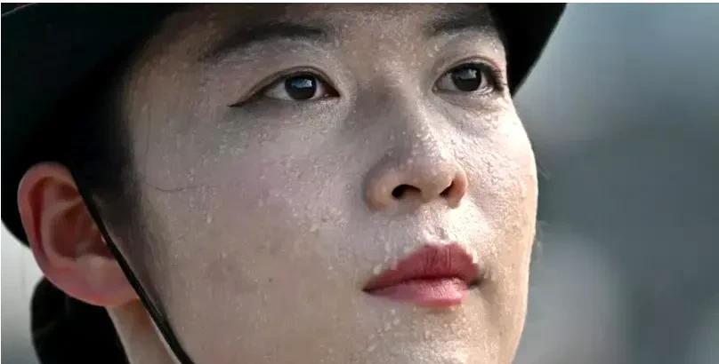 我觉得这张坚毅的面孔
比那些伪娘、蛇精脸都好看，
这才是社媒该推祟的人！
每一颗