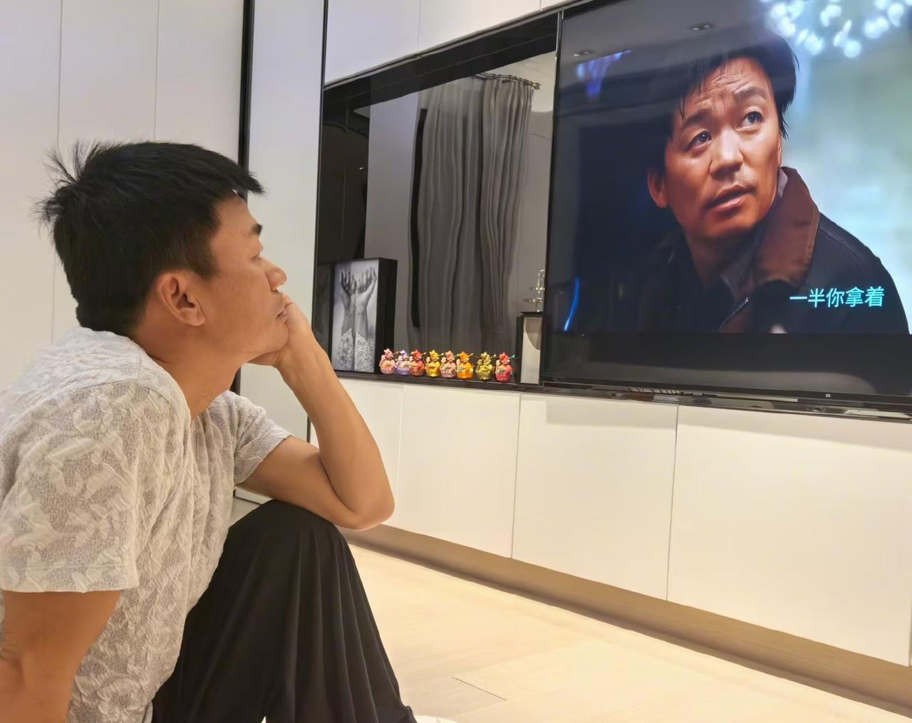 王宝强这张照片很有意思，完美演绎了什么叫“脚趾抠地”。
不知道他是看新剧太紧张，