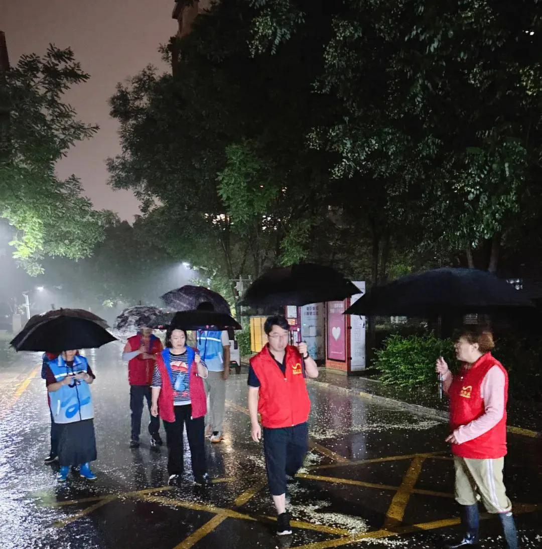 风雨中的坚守
京城断断续续下了几天的雨，很多公园都公告停运，这场持续的雨带来的灾