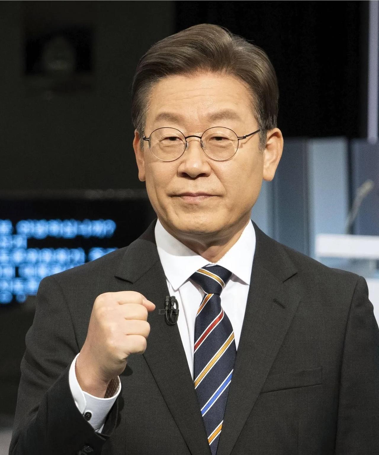 “眯眼哥”李在明现在还搞不清楚他上任后应该先到访哪个国家吗？他火急火燎地带上金惠