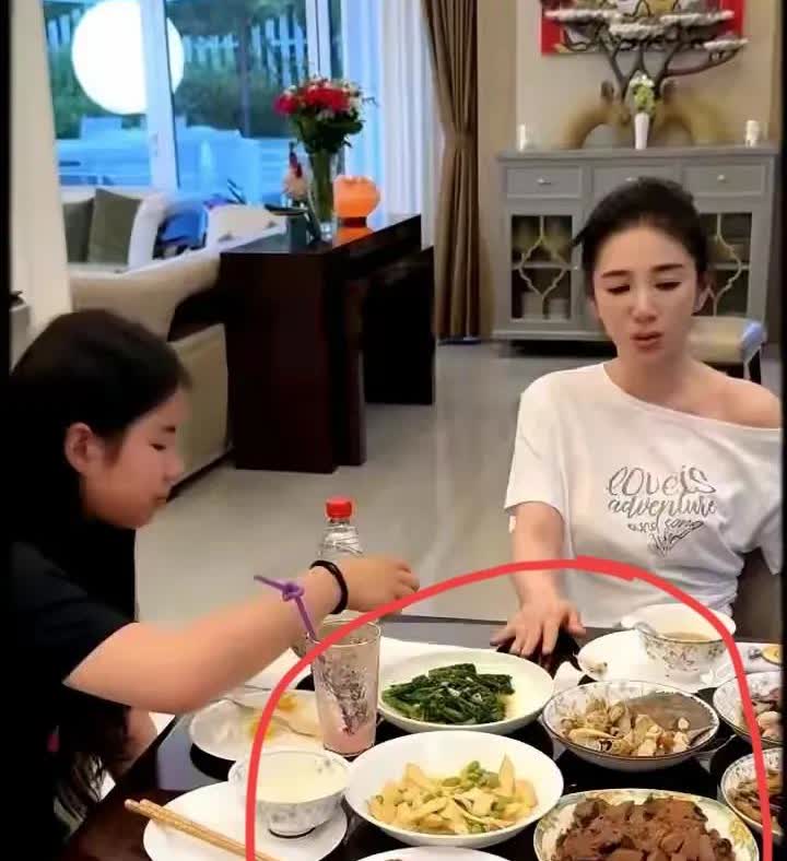 娱乐圈有多挣钱！
看黄奕家的吃饭就知道了，一个过气了这么多年的明星，一顿饭两个