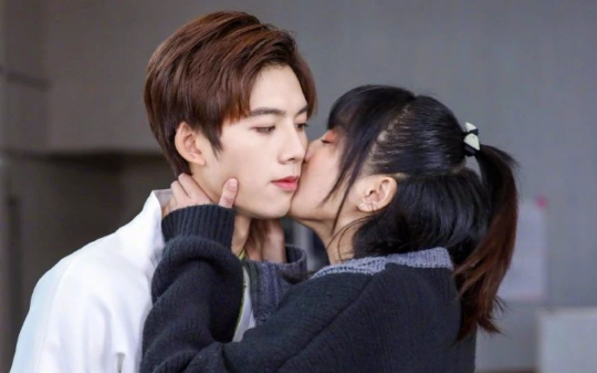 与男友白月光达成交易后，我甘愿做替身，她回国后，我果断放手