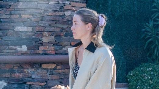 艾梅柏送大女儿上学，看上去憔悴不少，绝世神颜也敌不过岁月摧残