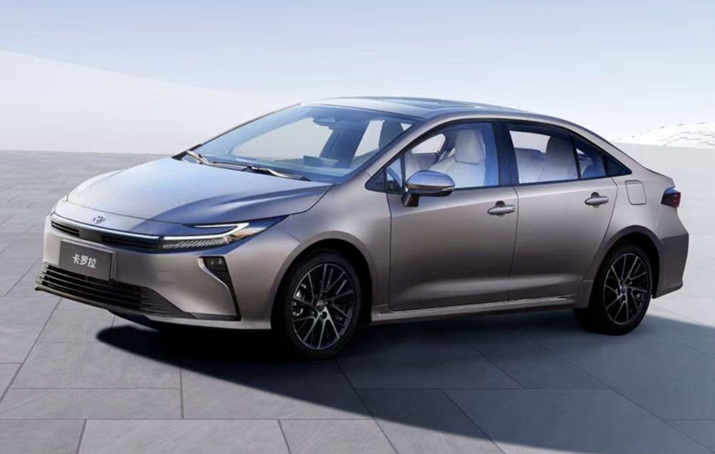 马路三大妈——雷凌、轩逸、卡罗拉。

现在卡罗拉取消了1.2T和1.5L版本，直