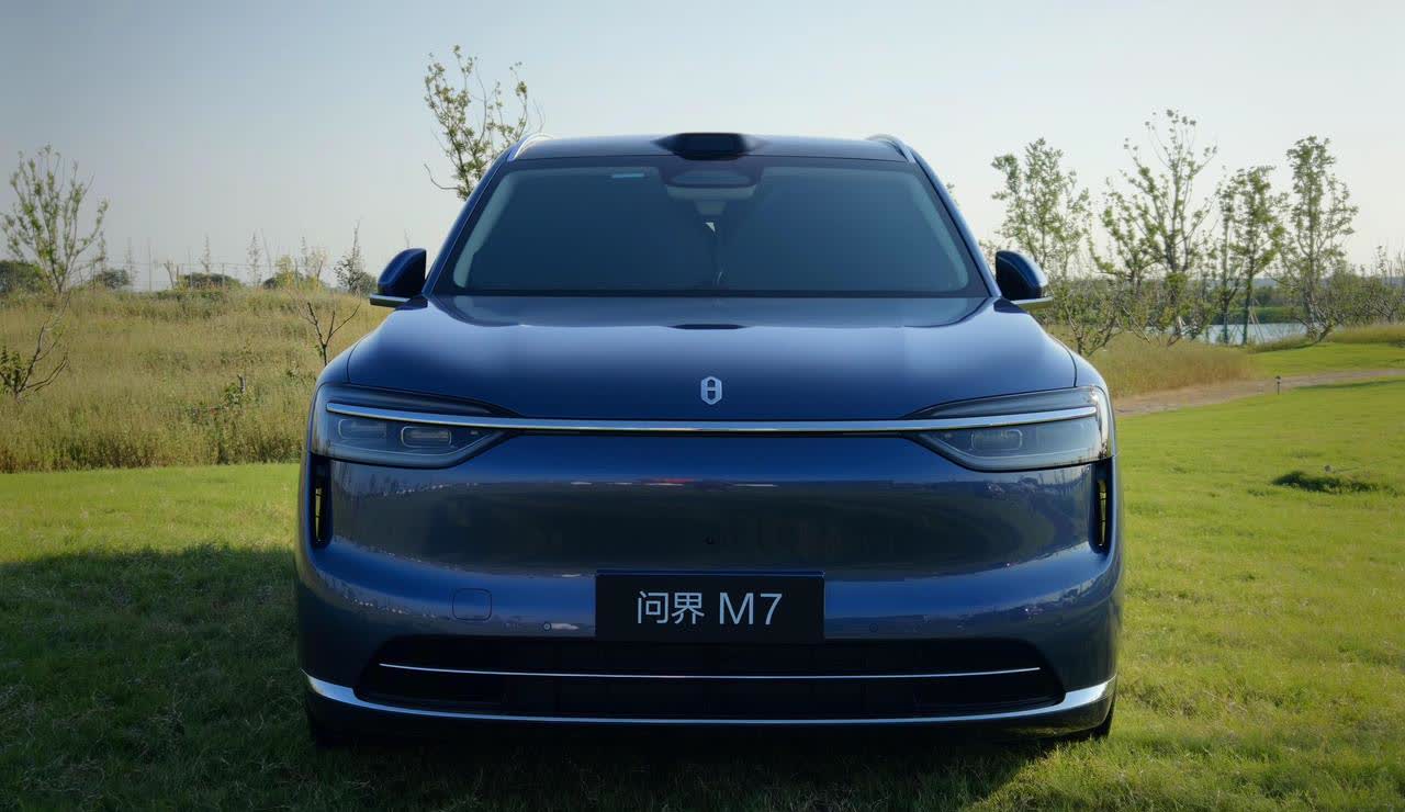 25号开启小定。前脸智驾确实是那个位置了轮毂四种风格，外观六种颜色，内饰预测四种