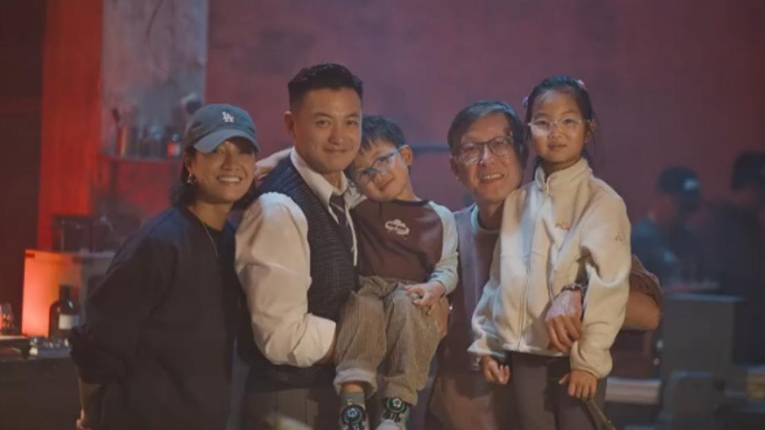 朱丹晒全家福，两个孩子首露正脸！网友热议：长得挺像妈……