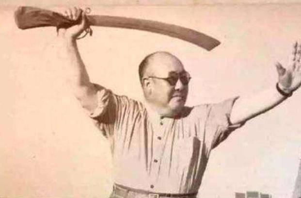 1949年，蒋介石封马步芳为西北军政长官，同时，为稳住马鸿逵，任命他为副长官兼甘